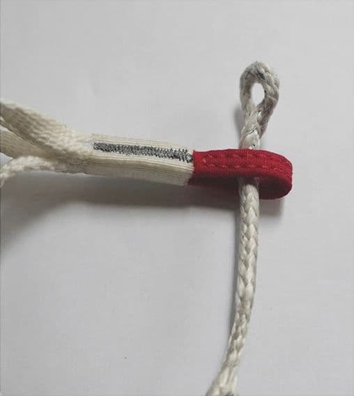 3. Passer la tresse dyneema à travers la boucle rouge de la ventrale.