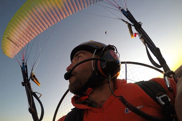 Los gemelos Turner vuelan en paramotor al Polo Rojo, el punto más inaccesible de  Australia