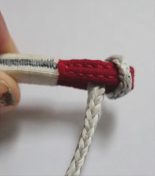 5. Pousser la boucle dyneema de l’ABS jusqu’au bout de la boucle rouge de la ventrale.