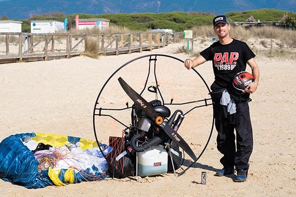 L'epico viaggio di Nico Aubert da Estaca de Bares a Tarifa, 1000 km in paramotore.