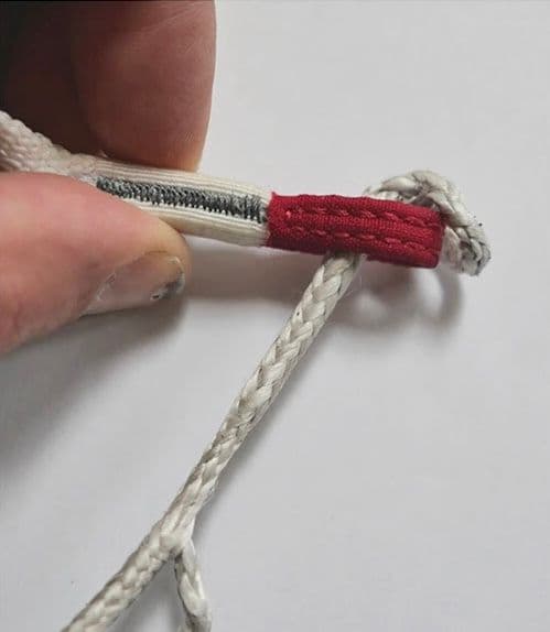 4. Passer la boucle rouge dans la boucle de l’ABS.