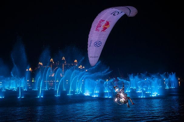 Paragliding über dem Palmbrunnen in Dubai